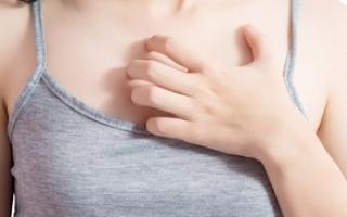 Swędzenie piersi: dlaczego i co robić